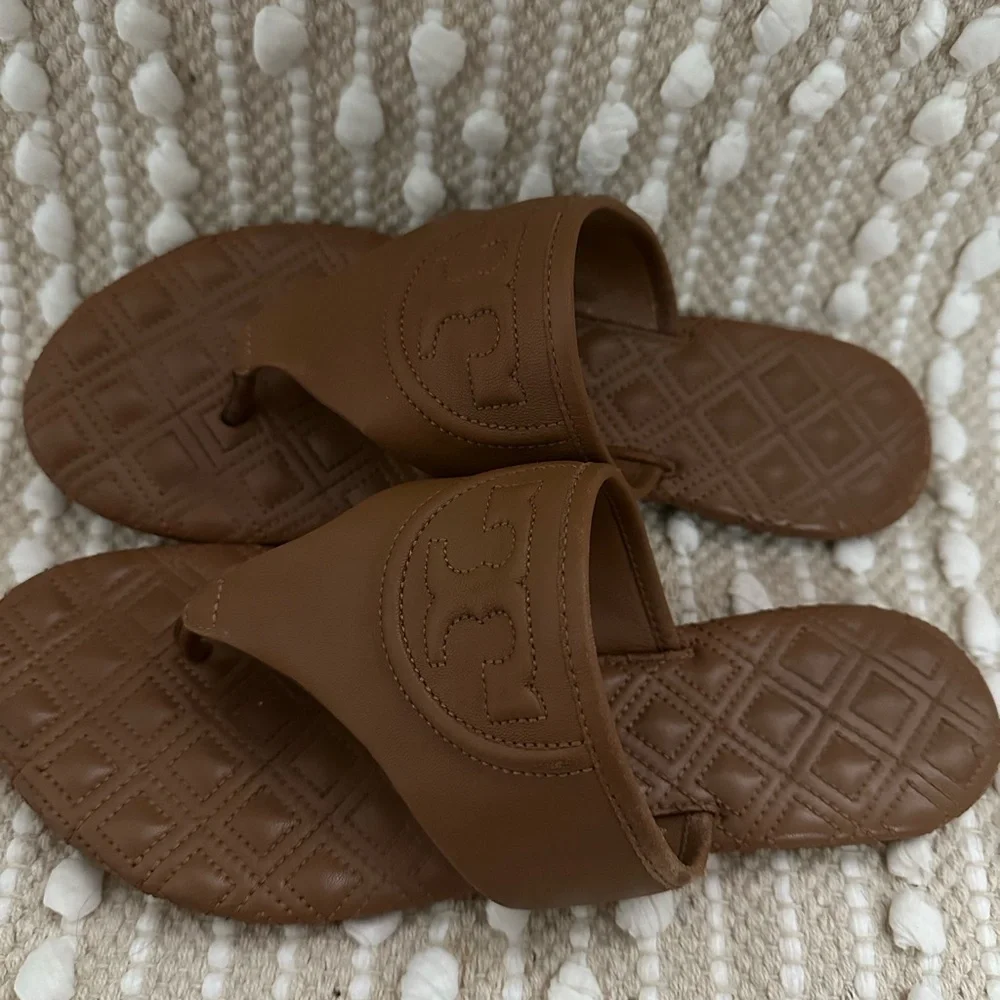 Tory Burch Tan Brown Sandals with Embossed Design - Picture 4 of 6